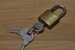 Заключен катинар с ключове